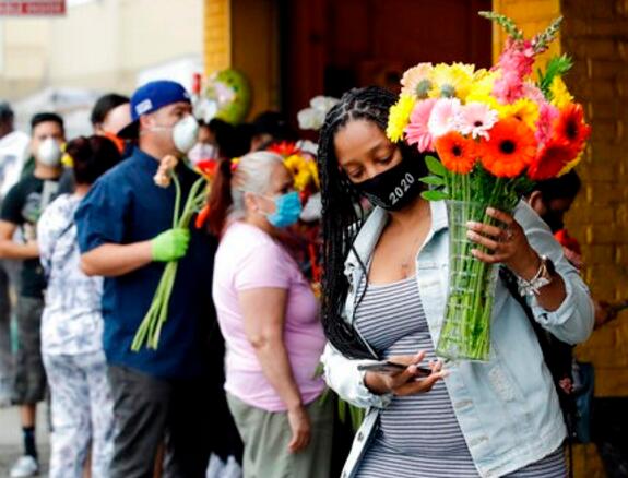 加州洛杉矶的花卉市场外大排长龙.jpg
